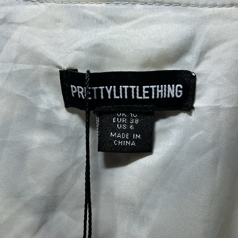 PrettyLittleThing Black Print Plunge Puffball Hem Romper Size 6 NWT - Picture 11 of 12